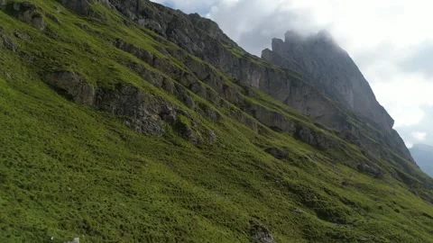 Flying up the ridges of Seceda 스톡 동영상 331960675