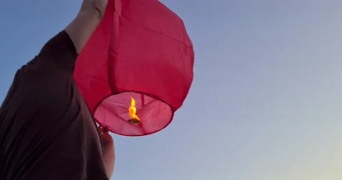 Flying in the sky fire paper lantern Video stock 133490952