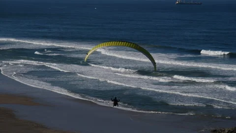 Flying in slow motion with paragliders Stockbeeldmateriaal 146710414