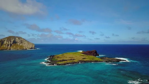 Flying to a small island in the middle of an ocean. Vidéo 147233355