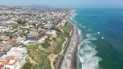 Flying Southbound Down Dana Point Coast Towards Pier Trim 動画素材 151722568
