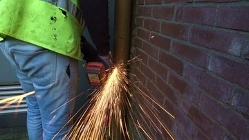 Flying sparks from an angle grinder Video stock 85537087