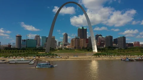 Flying to St Louis Arch Vídeos de archivo 117242350