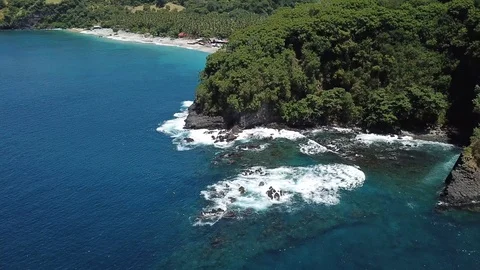 Flying to th etropical beach over forest from sky 動画素材 92790010