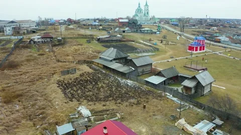 Flying on a throne over a village with old wooden houses, Russia , the Urals Video stock 165328540