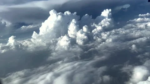 Flying through beautiful big white tower of clouds, view from a plane. Stock-Footage 271625848