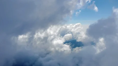 Flying through beautiful thick fluffy clouds. Vidéo 115169365