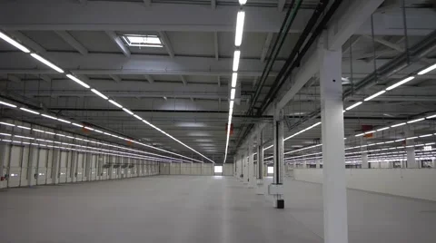 Flying through the big empty warehouse. Stockbeeldmateriaal 48423203