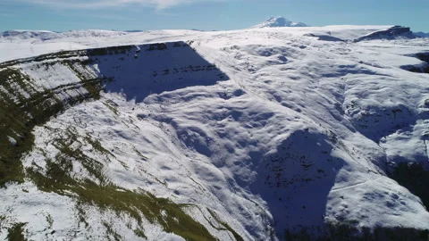 Flying through the canyon to the mountain Video stock 153004253