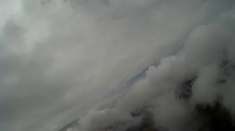 Flying through clouds 5.b Stockbeeldmateriaal 21240219