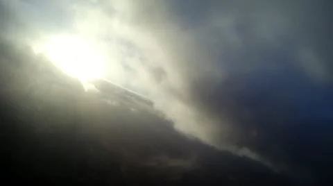 Flying through clouds 7.e Stockbeeldmateriaal 21242077