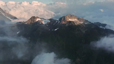 Flying through clouds above mountain tops in paradise heaven eternity landscape Vidéo 160184844