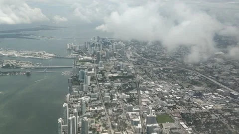 Flying through clouds, Flying Over Miami 库存影片 133139642