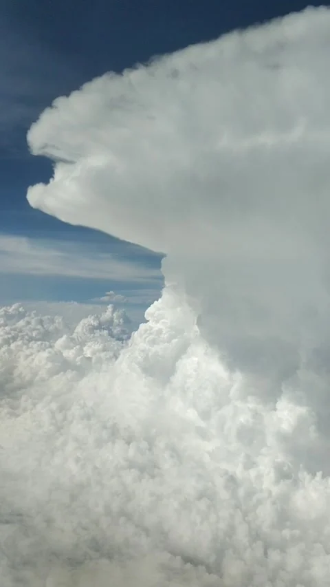 Flying through clouds 库存影片 132556059