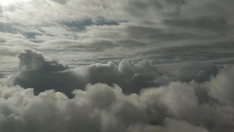Flying through clouds 库存影片 136262139