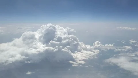 Flying through clouds 库存影片 137062613