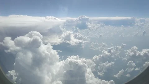 Flying through clouds 库存影片 137063649