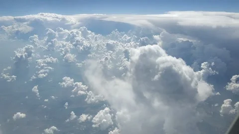 Flying through clouds 库存影片 137063931
