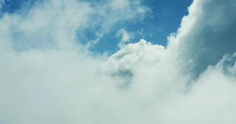 Flying through the clouds under blue skies Vidéo 118101345