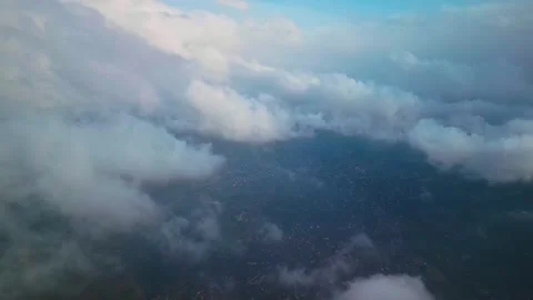 Flying Through Ethereal White Clouds Vidéo 333338280