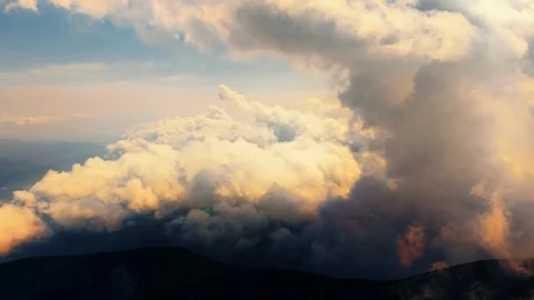 Flying through heavenly beautiful cloudscape. Vidéo 113471602
