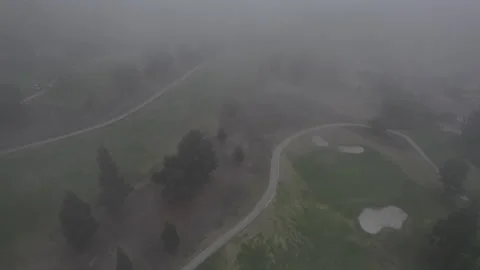 Flying through low-hanging mist over golf course 스톡 동영상 155989344