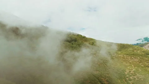 Flying through mountain clouds Video stock 154898829