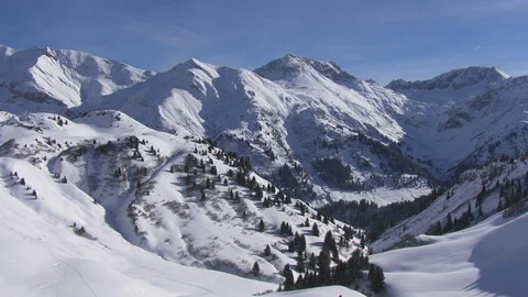 Flying through a remote winter landscape in the mountains of Tyrol Vídeos de archivo 101899707