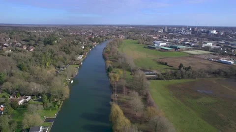 Flying through of River Thames near Reading, Berkshire, England. Stock-Footage 235170029