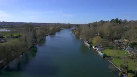 Flying through of River Thames near Reading, Berkshire, England. Stock-Footage 235170438