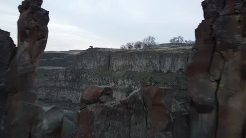 Flying through the rock formations above Palouse Falls Vídeos de archivo 331960194