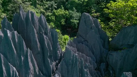 Flying through rocks revealing a beutiful lagoon in the Philippines. Vídeos de archivo 253729088