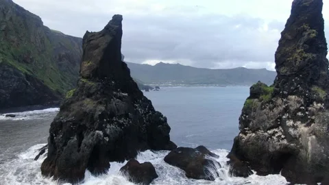Flying Through Sea Stacks Off Coast of Iceland 스톡 동영상 210234286