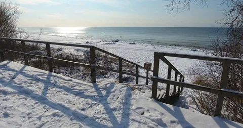 Flying through an snow-covered forest trail to the sea - 2 스톡 동영상 86594587