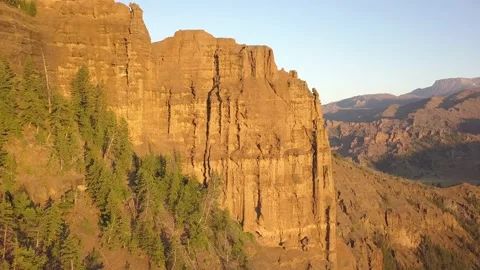 Flying through towering rock formations 動画素材 166365299