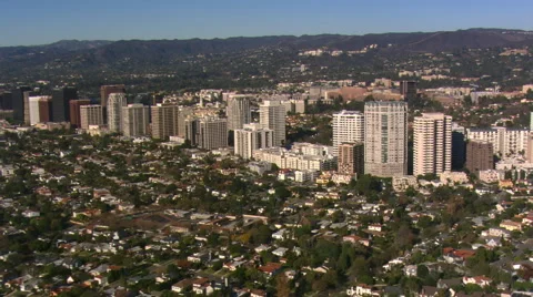 Flying toward and over high rise apartments on Wilshire Boulevard near Los Stock Footage 59512949