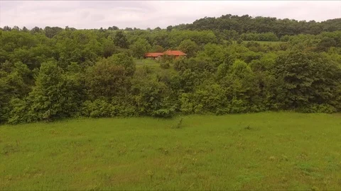 Flying toward the house which is located in the forest Vídeo Stock 112879422