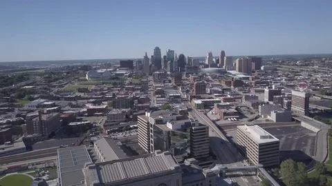 Flying towards a Beautiful Cityscape Video stock 76729384