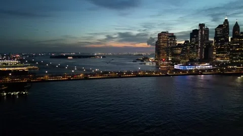 Flying towards Brooklyn Bridge with Lower Manhattan Skyline at night  Video stock 253305070