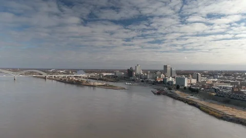 Flying towards downtown Memphis from river 스톡 동영상 101288318