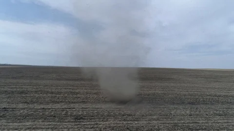 Flying towards a dust devil in eastern Washington. Filmed in 4k 60fps, Vídeo Stock 125977957