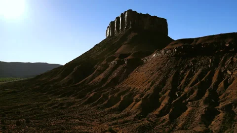 Flying up towards a large monument in the desert 스톡 동영상 157435529