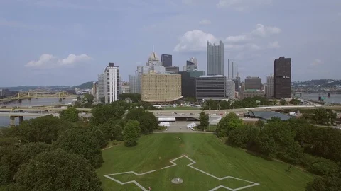 Flying Towards The Pittsburgh Skyline Video stock 89305003