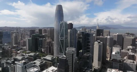 Flying towards the Salesforce tower and other buildings in San Francisco Vídeo Stock 236574894