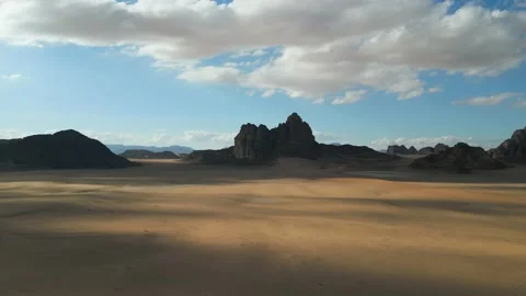 Flying towards "Seven Pillars of Wisdom" mountain in Wadi Rum, Jordan Vidéo 221845270