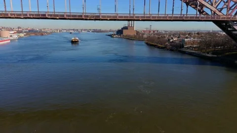 Flying Under the Hell Gate Bridge Video stock 168630967
