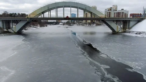 Flying under a railway bridge over an ice-covered river with climbing Video stock 123600312
