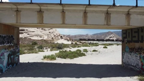 Flying under train tracks Video stock 159829004