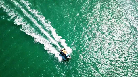 Flyinyg over a boat 库存影片 87079420