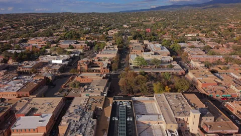 Flyover above adobe rooftops and skylight to Palace of the Governors, Santa Fe. Vidéo 348169549